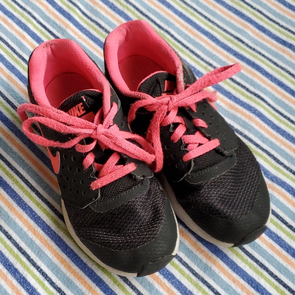 Girls Nike size 13.5 black and hot pink sneakers